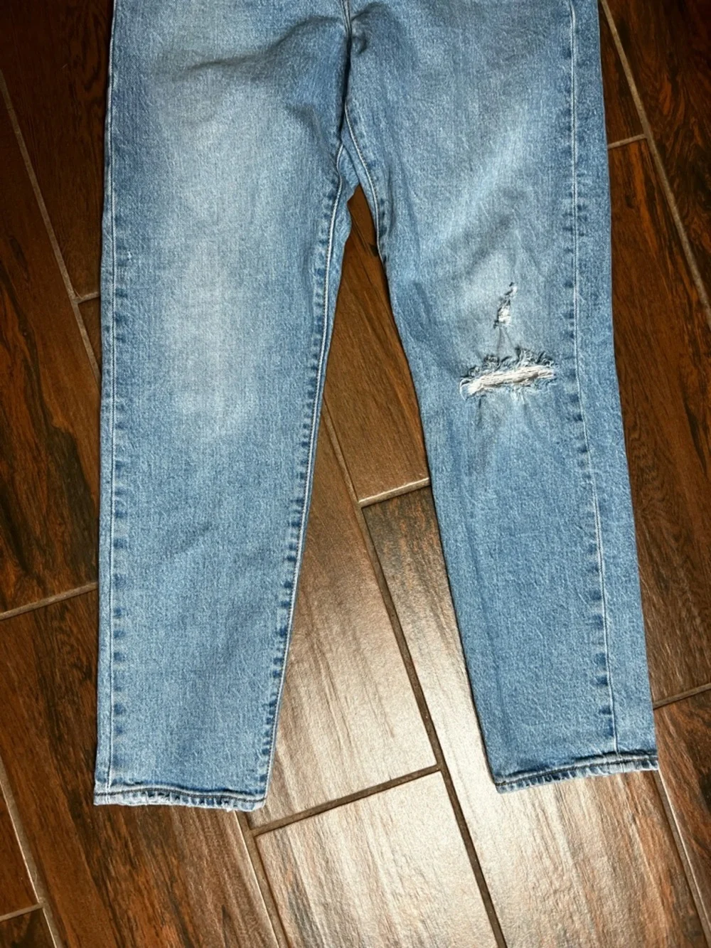 Levi’s Light Wash Denim Distressed High Rise Wedgie Jeans women’s Size 28